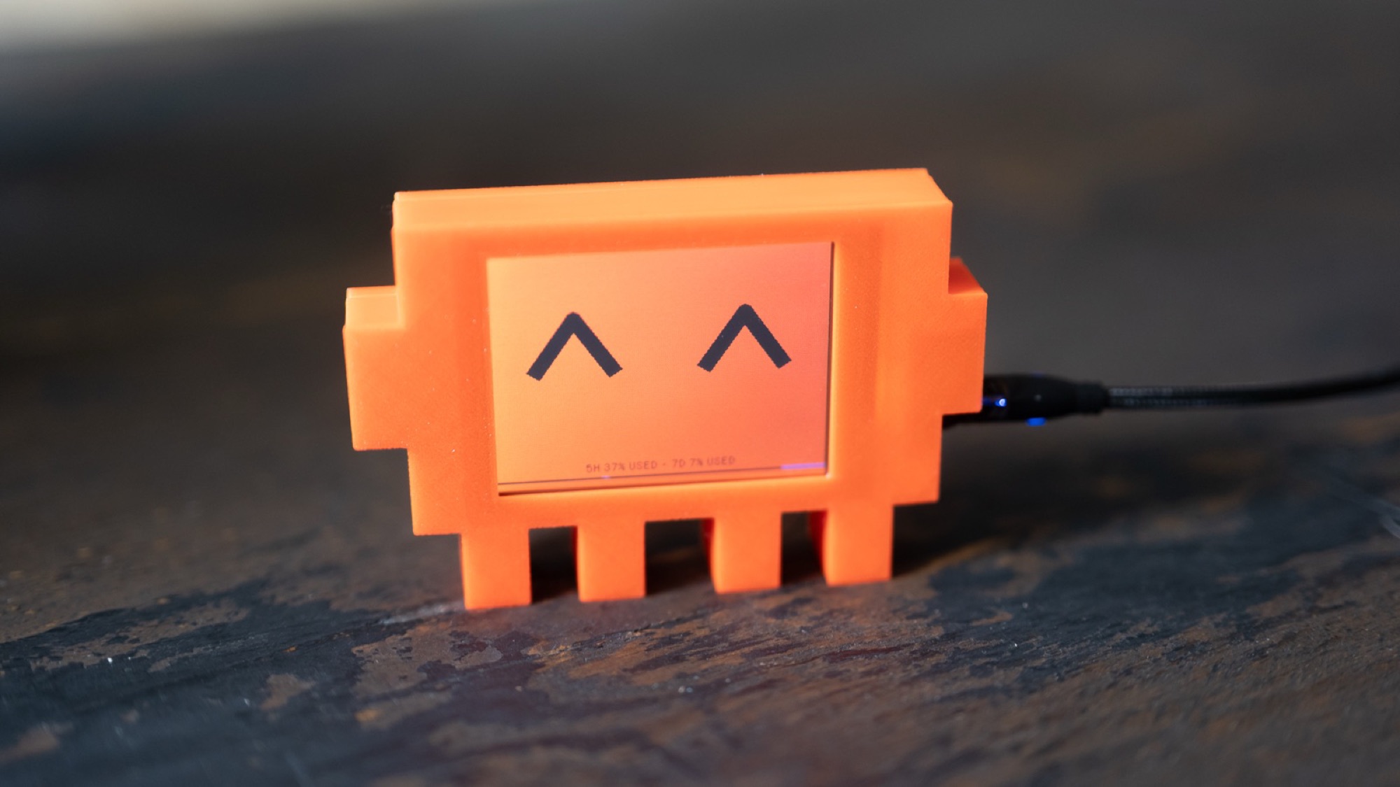 Clawd Meter: 3D-gedrucktes Pixel-Gehäuse mit Display, das ein Maskottchen zeigt