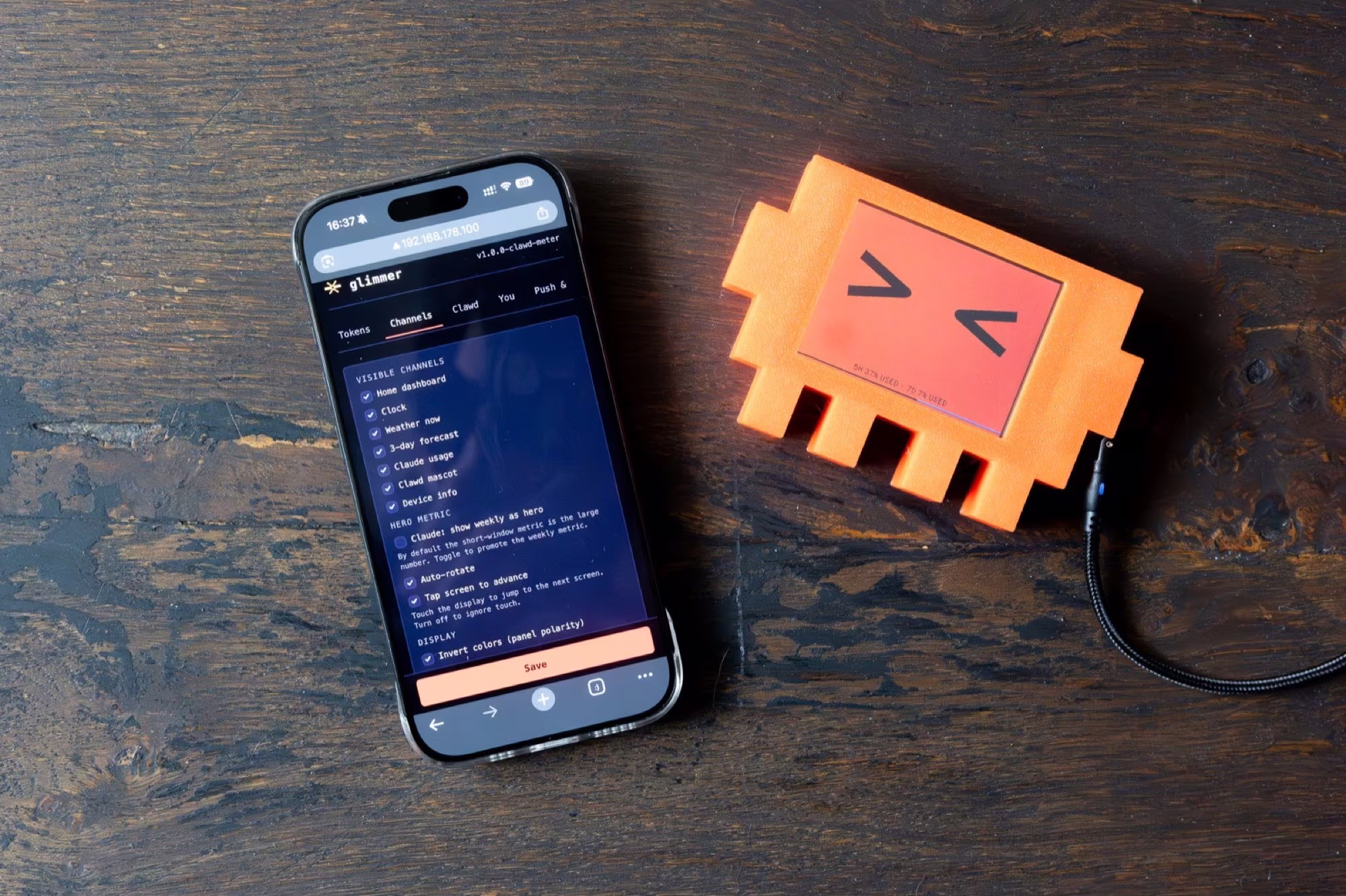 Clawd Meter: Weboberfläche auf dem Smartphone neben dem gedruckten Gehäuse